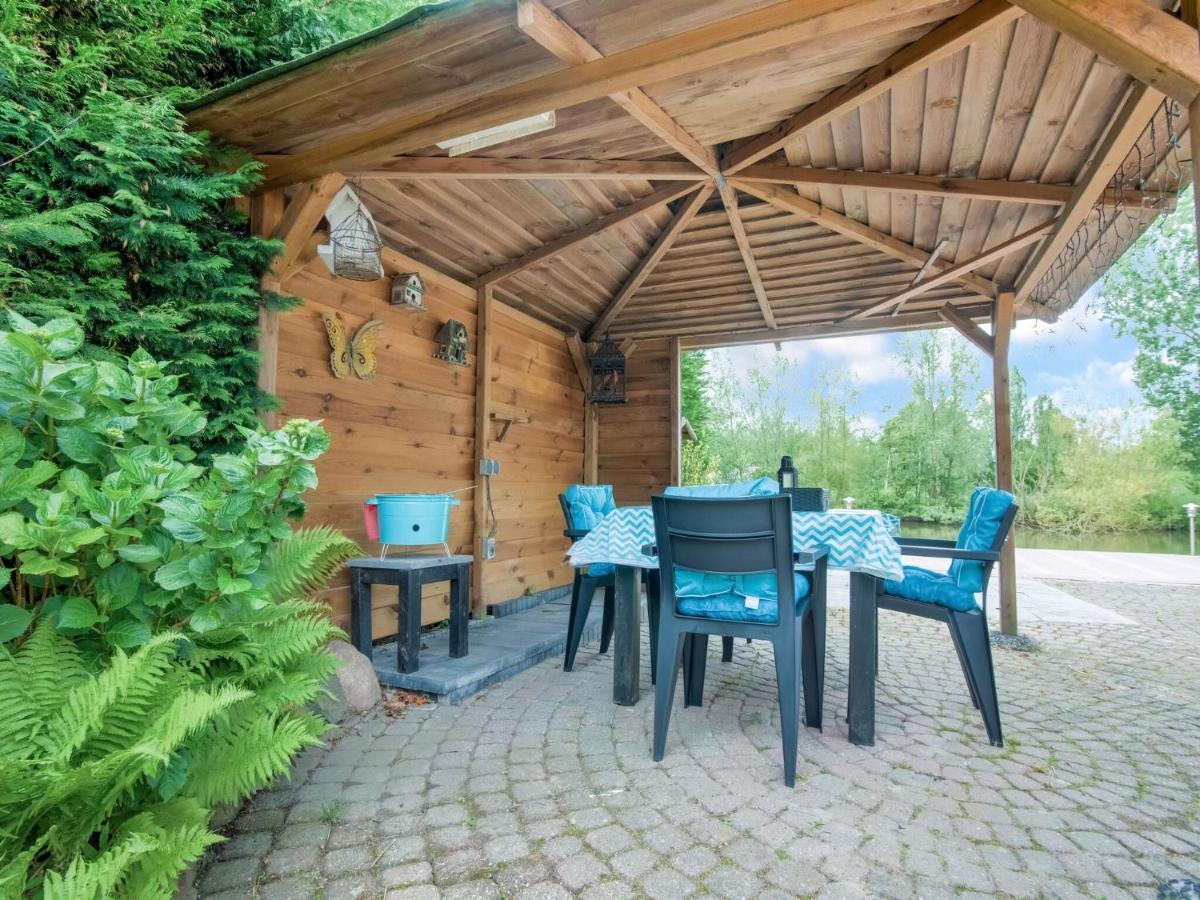 Fantastic Villa In Ooltgensplaat With Jetty Exterior foto