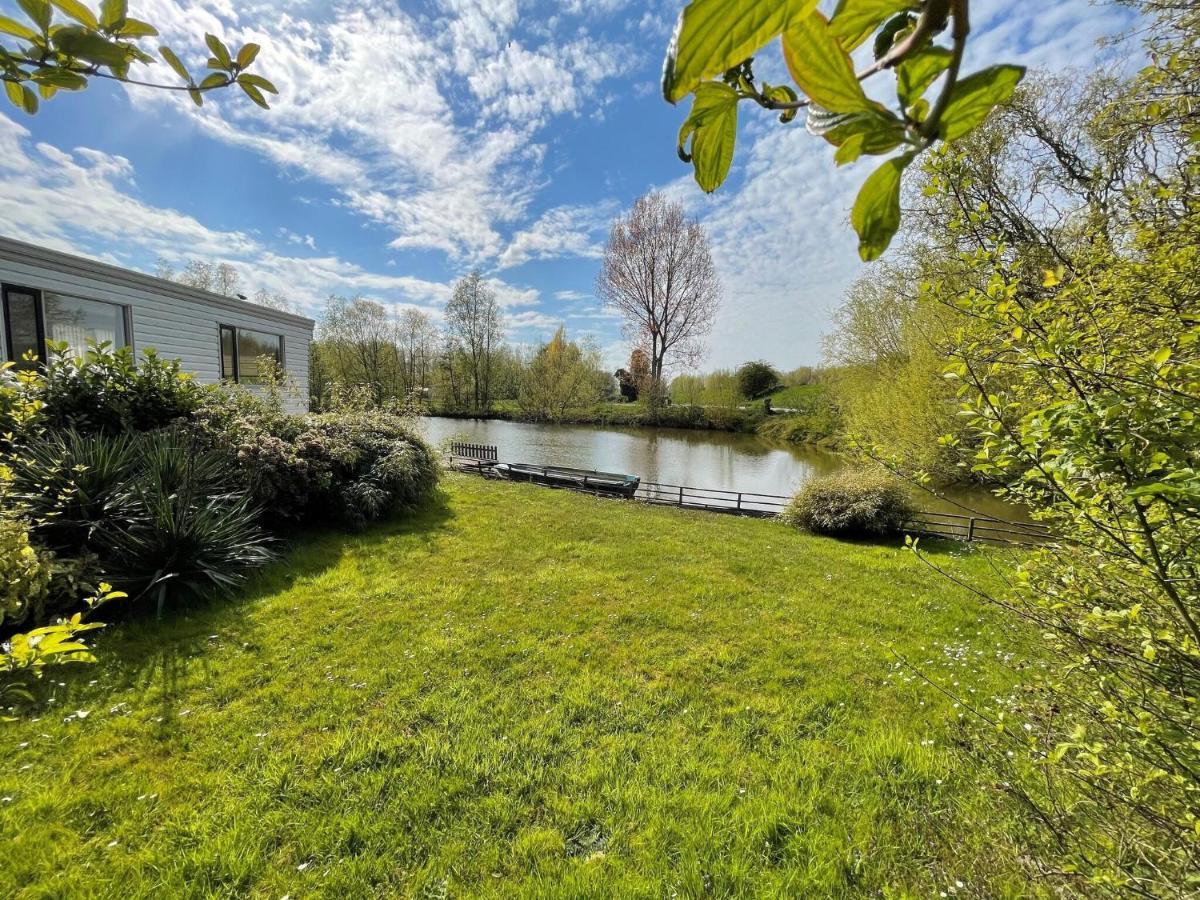 Fantastic Villa In Ooltgensplaat With Jetty Exterior foto
